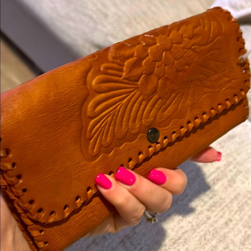 VINTAGE WESTERN FLORAL HAND TOOLED LEATHER WALLET
